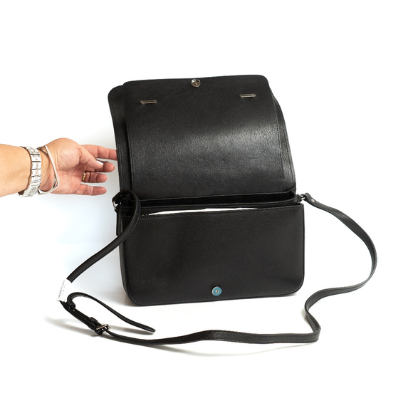 Yves Saint Laurent Black Leather Flap bag - Picture 2 of 8